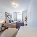 Apartment Gemuetliche Mit 2 Schlafzimmern, Kostenfreiem Parkplatz, Modernem Bad, Kueche, Waschmaschine & Trockner