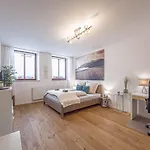 Gemuetliche Mit 2 Schlafzimmern, Kostenfreiem Parkplatz, Modernem Bad, Kueche, Waschmaschine & Trockner * Leipzig