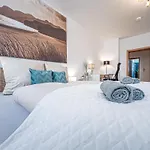 Apartment Gemuetliche Mit 2 Schlafzimmern, Kostenfreiem Parkplatz, Modernem Bad, Kueche, Waschmaschine & Trockner