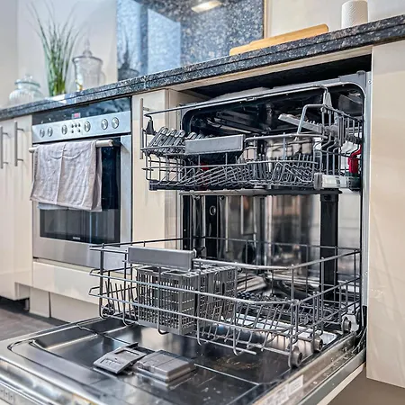 Gemuetliche Mit 2 Schlafzimmern, Kostenfreiem Parkplatz, Modernem Bad, Kueche, Waschmaschine & Trockner *