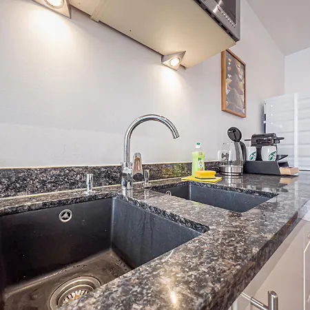 Gemuetliche Mit 2 Schlafzimmern, Kostenfreiem Parkplatz, Modernem Bad, Kueche, Waschmaschine & Trockner *