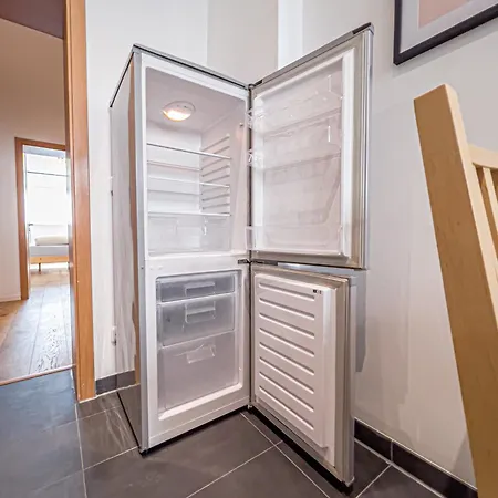 Gemuetliche Mit 2 Schlafzimmern, Kostenfreiem Parkplatz, Modernem Bad, Kueche, Waschmaschine & Trockner Apartmán *