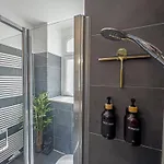 Gemuetliche Mit 2 Schlafzimmern, Kostenfreiem Parkplatz, Modernem Bad, Kueche, Waschmaschine & Trockner Apartman *