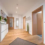 Gemuetliche Mit 2 Schlafzimmern, Kostenfreiem Parkplatz, Modernem Bad, Kueche, Waschmaschine & Trockner Apartman