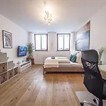 Gemuetliche Mit 2 Schlafzimmern, Kostenfreiem Parkplatz, Modernem Bad, Kueche, Waschmaschine & Trockner Apartman