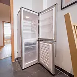 Gemuetliche Mit 2 Schlafzimmern, Kostenfreiem Parkplatz, Modernem Bad, Kueche, Waschmaschine & Trockner Apartman *