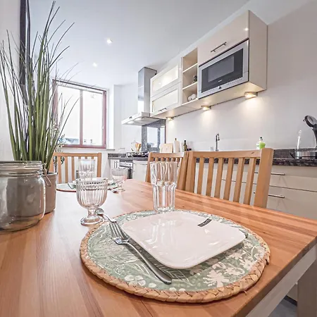 Gemuetliche Mit 2 Schlafzimmern, Kostenfreiem Parkplatz, Modernem Bad, Kueche, Waschmaschine & Trockner