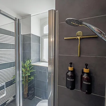 Gemuetliche Mit 2 Schlafzimmern, Kostenfreiem Parkplatz, Modernem Bad, Kueche, Waschmaschine & Trockner Apartment *