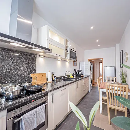 Apartman Gemuetliche Mit 2 Schlafzimmern, Kostenfreiem Parkplatz, Modernem Bad, Kueche, Waschmaschine & Trockner *