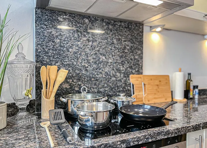 Διαμέρισμα Gemuetliche Mit 2 Schlafzimmern, Kostenfreiem Parkplatz, Modernem Bad, Kueche, Waschmaschine & Trockner Λειψία