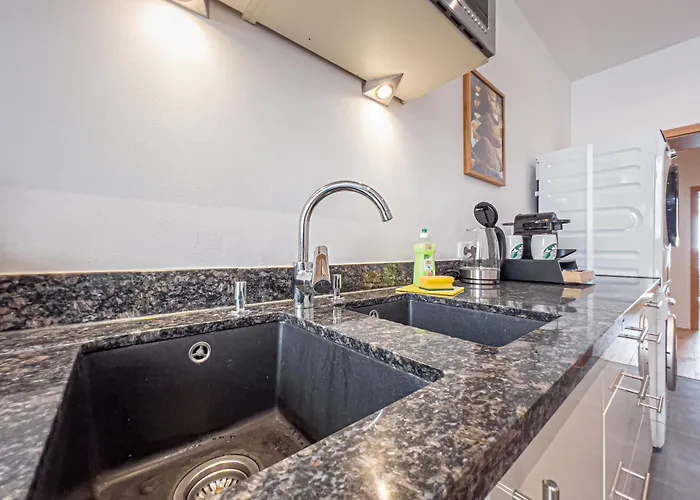 Gemuetliche Mit 2 Schlafzimmern, Kostenfreiem Parkplatz, Modernem Bad, Kueche, Waschmaschine & Trockner *