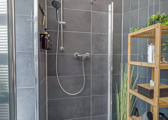 Gemuetliche Mit 2 Schlafzimmern, Kostenfreiem Parkplatz, Modernem Bad, Kueche, Waschmaschine & Trockner Λειψία