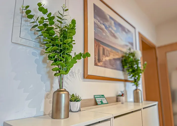 Gemuetliche Mit 2 Schlafzimmern, Kostenfreiem Parkplatz, Modernem Bad, Kueche, Waschmaschine & Trockner * Λειψία